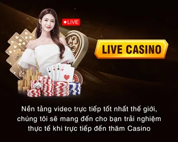 Người chơi đang phân tích chiến lược trên bàn casino trực tuyến